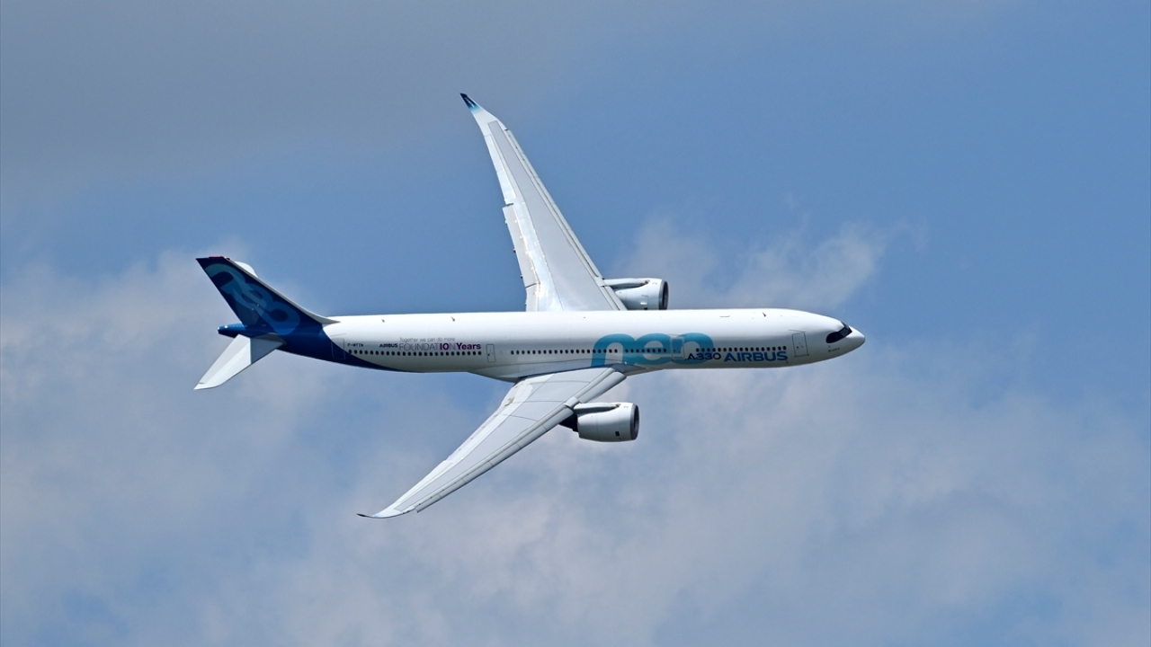 Fransa`nın başkenti Paris`teki Le Bourget havalimanında, bu yıl 53`üncüsü düzenlenen `Paris Air Show` adlı havacılık fuarında, Airbus A330neo tipi jet uçağı tanıtıldı.