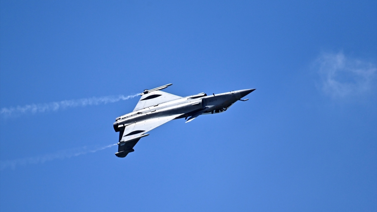 Fransa`nın başkenti Paris`teki Le Bourget havalimanında, bu yıl 53`üncüsü düzenlenen `Paris Air Show` adlı havacılık fuarında, Dassault Rafale tipi jet uçağı tanıtıldı.