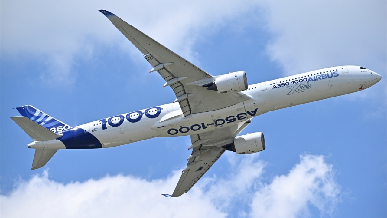 Fransa`nın başkenti Paris`teki Le Bourget havalimanında, bu yıl 53`üncüsü düzenlenen `Paris Air Show` adlı havacılık fuarında, Airbus A350-1000 tipi jet uçağı tanıtıldı.