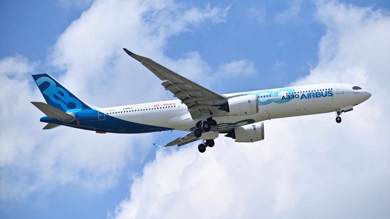 Fransa`nın başkenti Paris`teki Le Bourget havalimanında, bu yıl 53`üncüsü düzenlenen `Paris Air Show` adlı havacılık fuarında, Airbus A330neo tipi jet uçağı tanıtıldı.