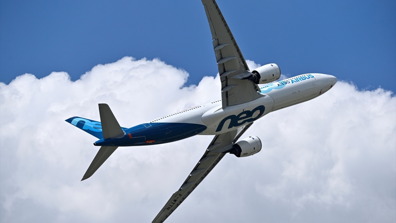 Fransa`nın başkenti Paris`teki Le Bourget havalimanında, bu yıl 53`üncüsü düzenlenen `Paris Air Show` adlı havacılık fuarında, Airbus A330neo tipi jet uçağı tanıtıldı.