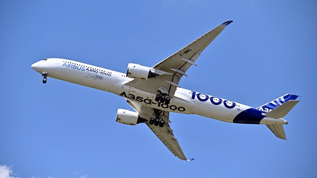 Fransa`nın başkenti Paris`teki Le Bourget havalimanında, bu yıl 53`üncüsü düzenlenen `Paris Air Show` adlı havacılık fuarında, Airbus A350-1000 tipi jet uçağı tanıtıldı.