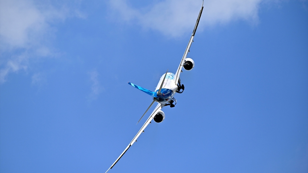 Fransa`nın başkenti Paris`teki Le Bourget havalimanında, bu yıl 53`üncüsü düzenlenen `Paris Air Show` adlı havacılık fuarında, Airbus A330neo tipi jet uçağı tanıtıldı.