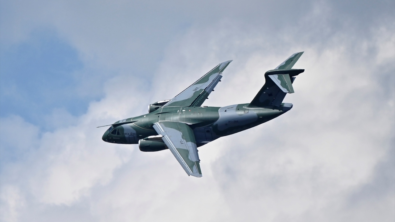 Fransa`nın başkenti Paris`teki Le Bourget havalimanında, bu yıl 53`üncüsü düzenlenen `Paris Air Show` adlı havacılık fuarında, Brezilya yapımı askeri jet nakliye uçağı olan Embraer KC-390 tanıtıldı.