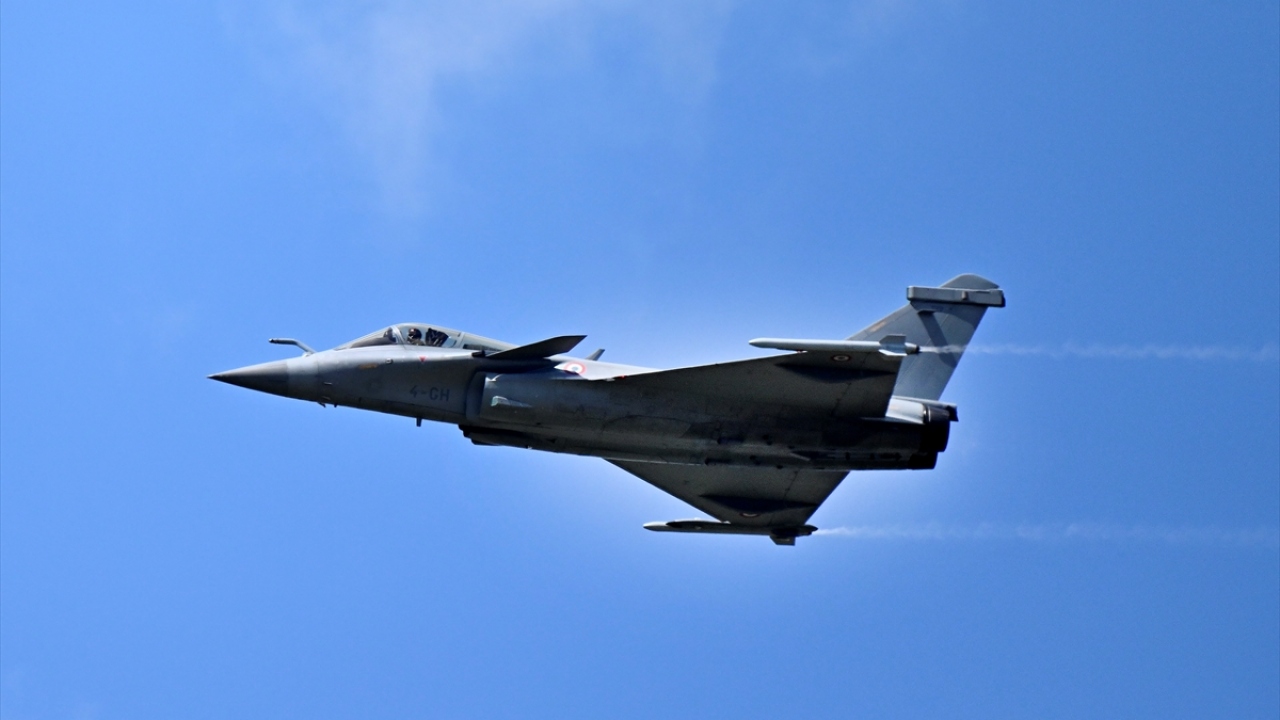 Fransa`nın başkenti Paris`teki Le Bourget havalimanında, bu yıl 53`üncüsü düzenlenen `Paris Air Show` adlı havacılık fuarında, Dassault Rafale tipi jet uçağı tanıtıldı.