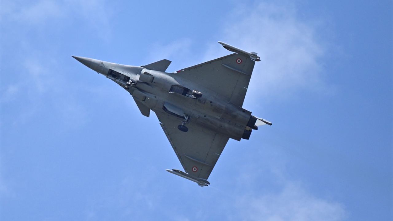Fransa`nın başkenti Paris`teki Le Bourget havalimanında, bu yıl 53`üncüsü düzenlenen `Paris Air Show` adlı havacılık fuarında, Dassault Rafale tipi jet uçağı tanıtıldı.
