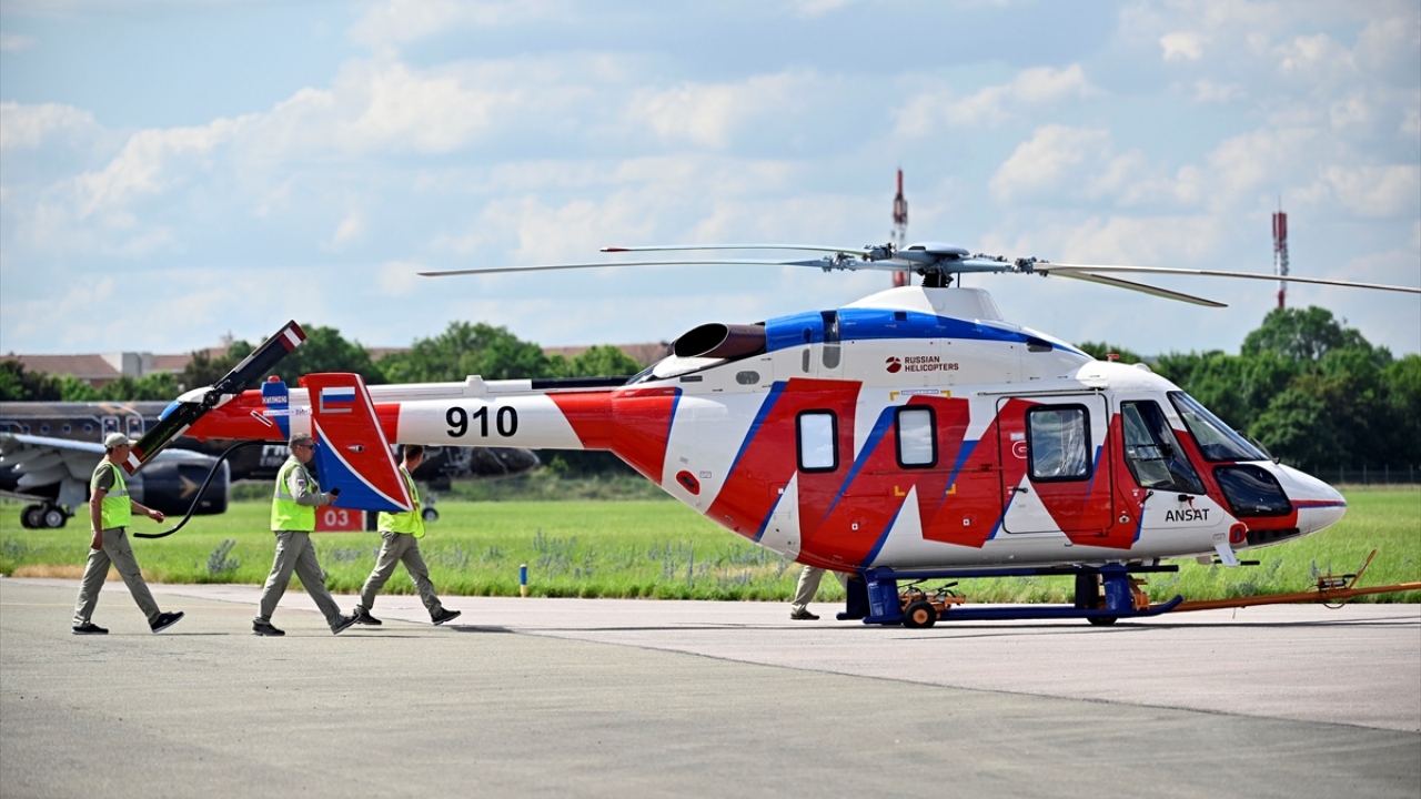 Fransa`nın başkenti Paris`teki Le Bourget havalimanında, bu yıl 53`üncüsü düzenlenen `Paris Air Show` adlı havacılık fuarında, çok amaçlı bir helikopter olan Ansat tanıtıldı.