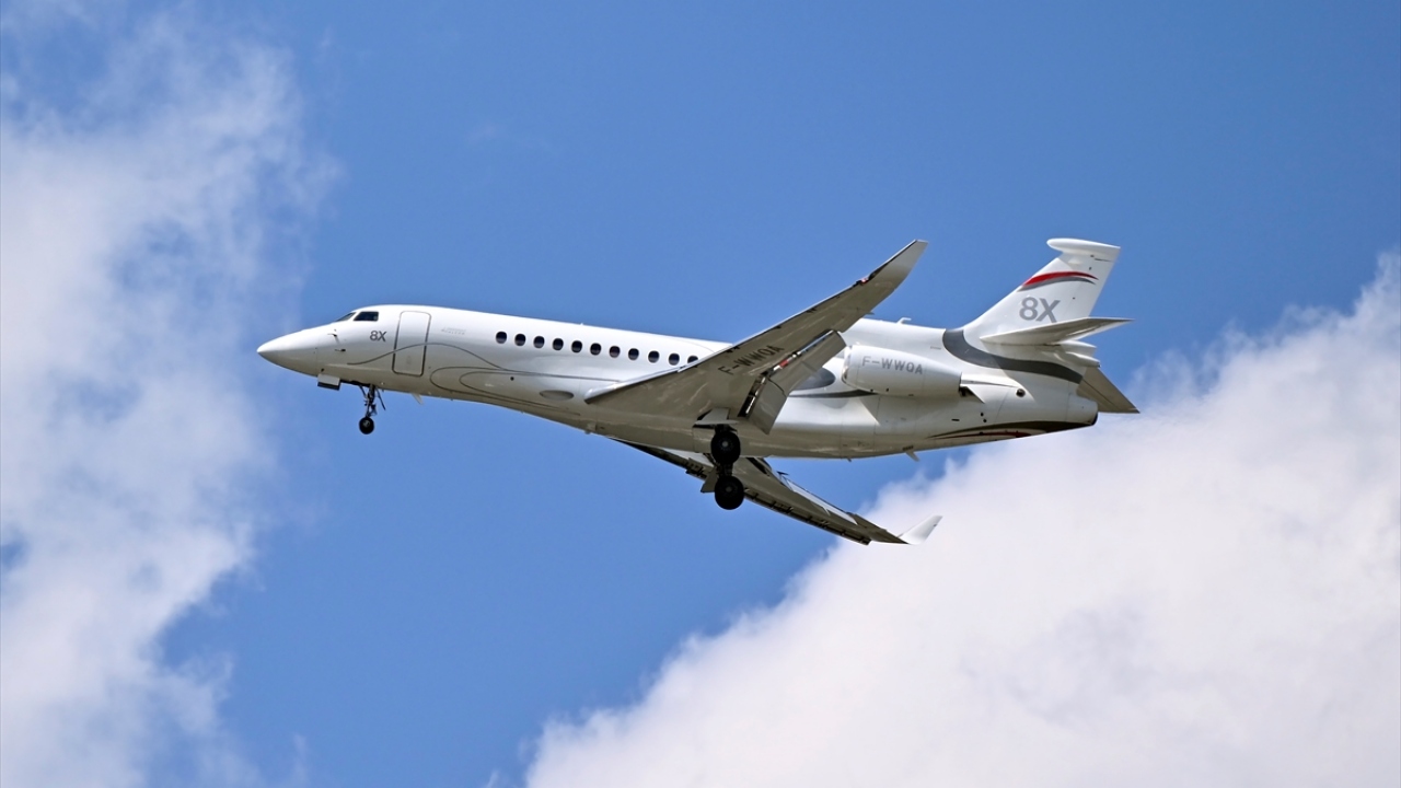 Fransa`nın başkenti Paris`teki Le Bourget havalimanında, bu yıl 53`üncüsü düzenlenen `Paris Air Show` adlı havacılık fuarında, Dassault Falcon 8X tipi jet uçağı tanıtıldı.