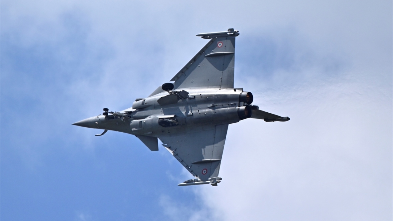 Fransa`nın başkenti Paris`teki Le Bourget havalimanında, bu yıl 53`üncüsü düzenlenen `Paris Air Show` adlı havacılık fuarında, Dassault Rafale tipi jet uçağı tanıtıldı.