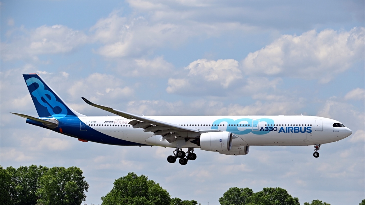 Fransa`nın başkenti Paris`teki Le Bourget havalimanında, bu yıl 53`üncüsü düzenlenen `Paris Air Show` adlı havacılık fuarında, Airbus A330neo tipi jet uçağı tanıtıldı.