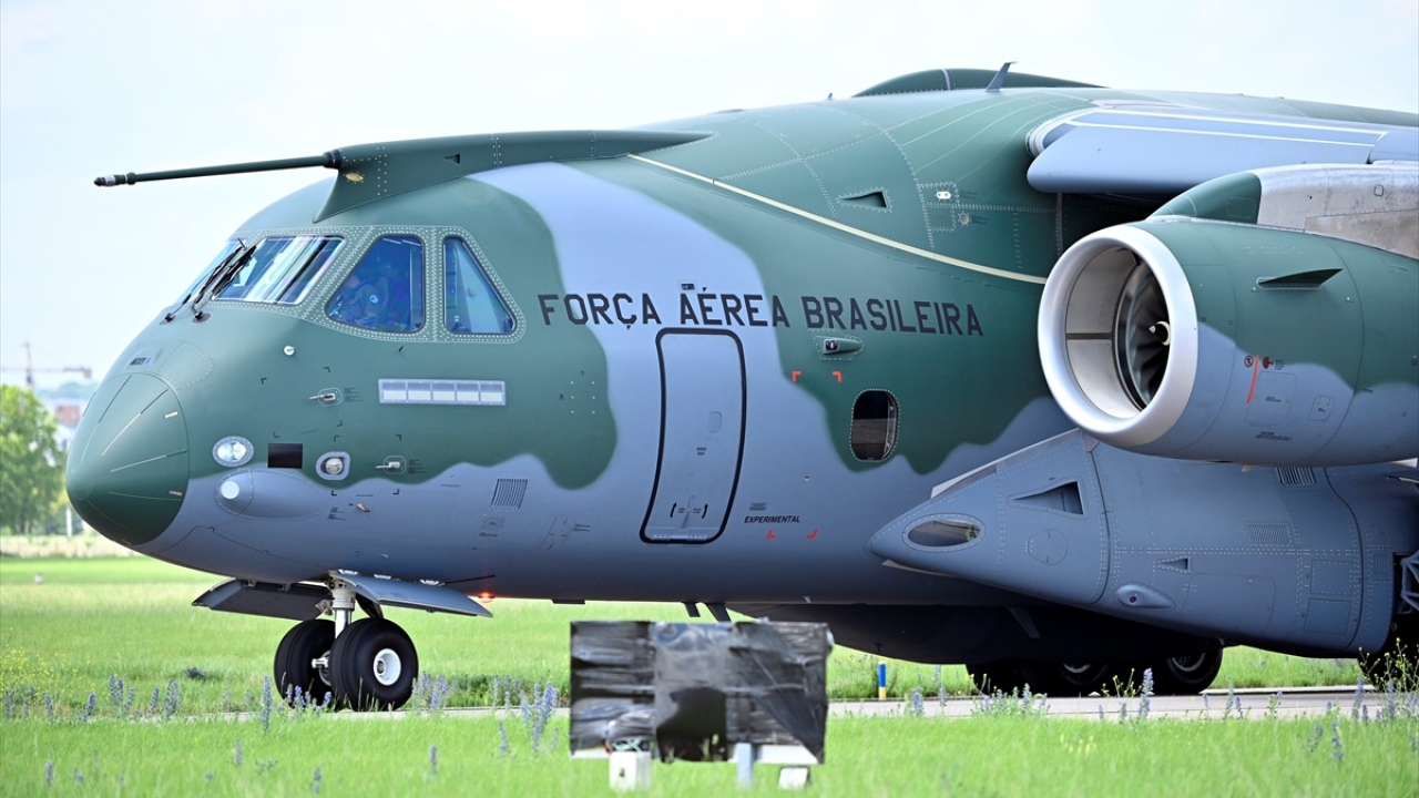 Fransa`nın başkenti Paris`teki Le Bourget havalimanında, bu yıl 53`üncüsü düzenlenen `Paris Air Show` adlı havacılık fuarında, Brezilya yapımı askeri jet nakliye uçağı olan Embraer KC-390 tanıtıldı.