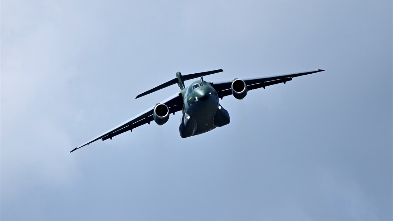 Fransa`nın başkenti Paris`teki Le Bourget havalimanında, bu yıl 53`üncüsü düzenlenen `Paris Air Show` adlı havacılık fuarında, Brezilya yapımı askeri jet nakliye uçağı olan Embraer KC-390 tanıtıldı.
