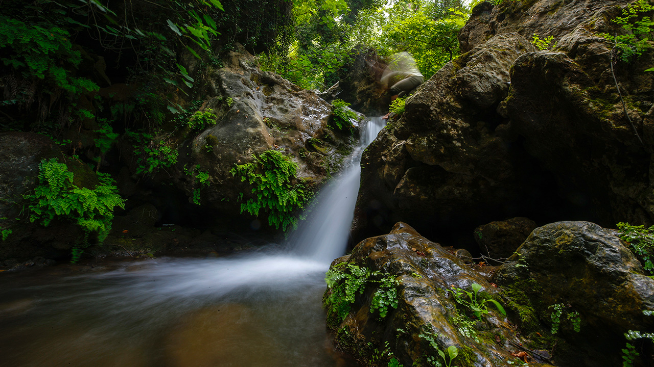 Döşemealtı ilçesi Ekşili Mahallesi sınırlarında yer alan şelale, yaklaşık 50 metre yükseklikten Ekşili göletine akıyor.