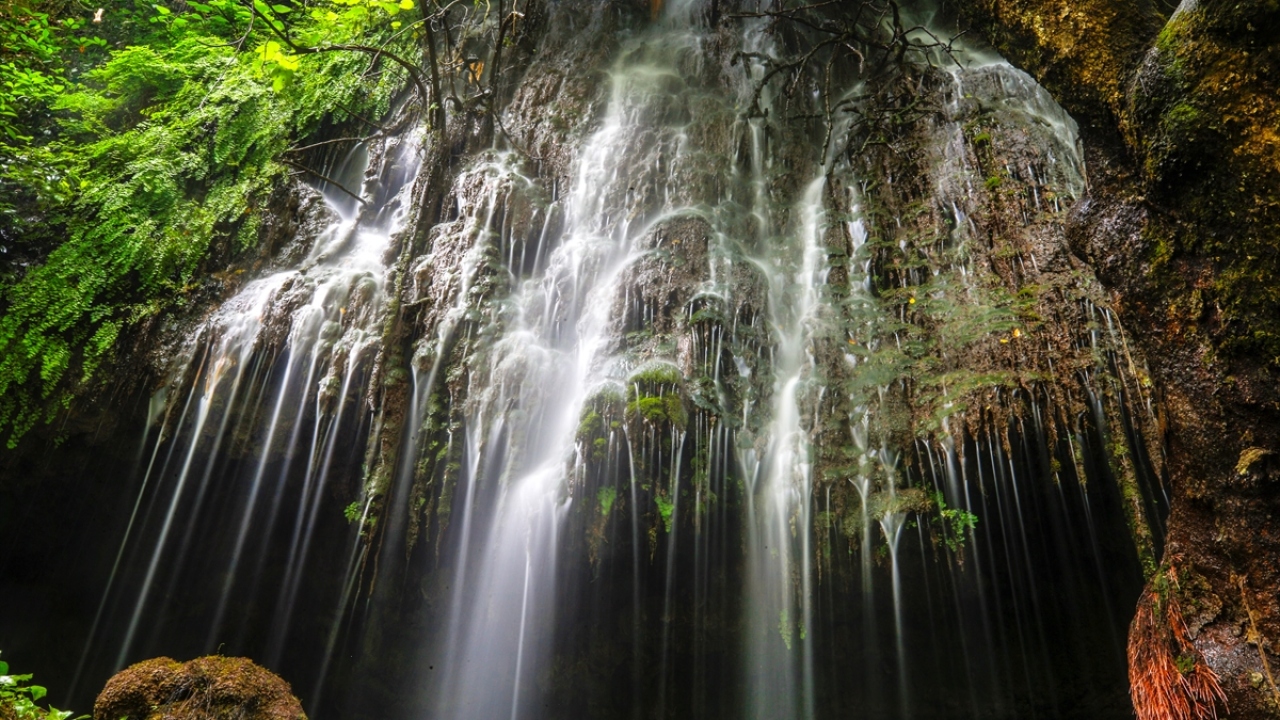 Görsel bir şölen sunan şelale, yerli ve yabancı turistlerce keşfedilmeyi bekliyor. 
