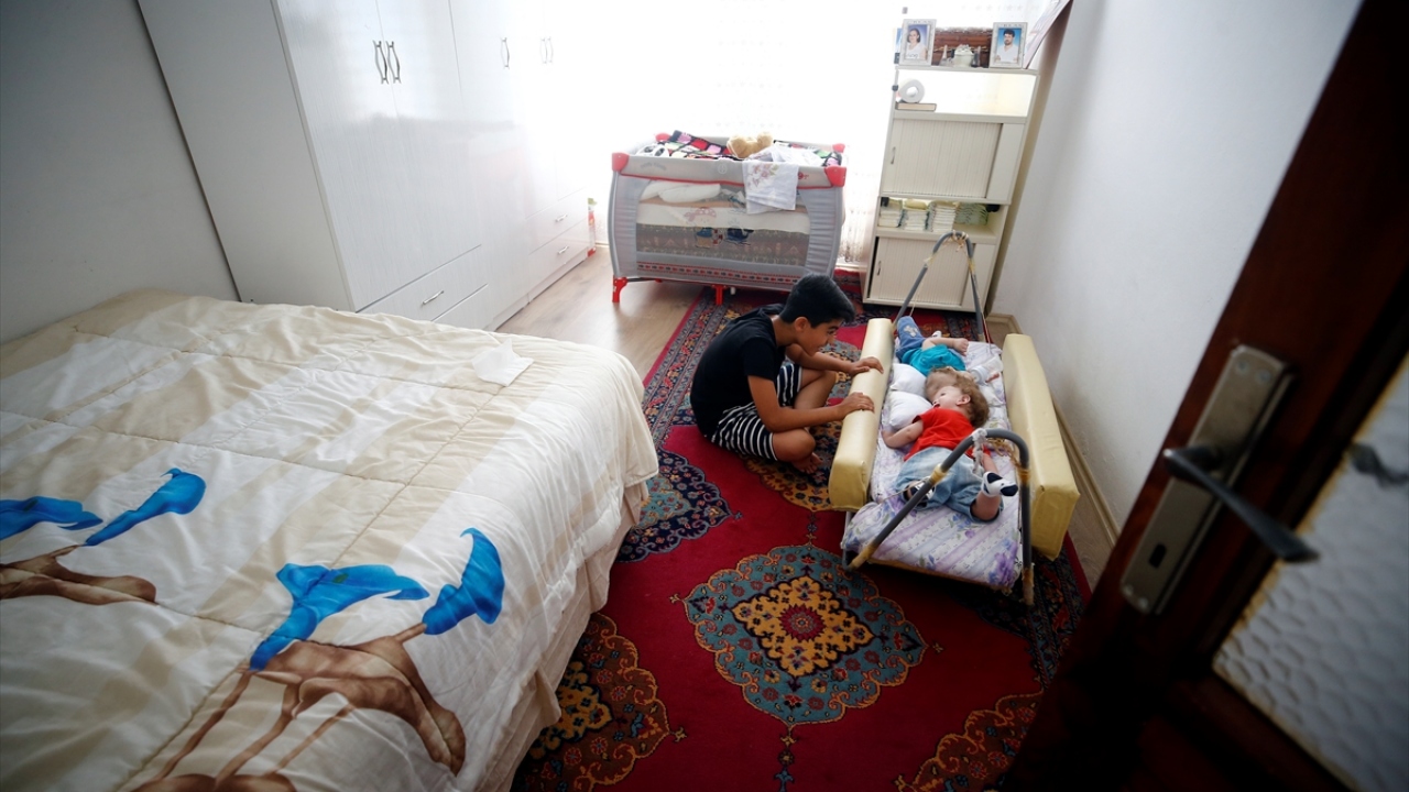 Biri ağlarken diğeri gülen, kafaları farklı yöne baktığı için aynı anda çizgi film bile izleyemeyen ikizler, babaları Ömer Evrensel`in hamaktan yaptığı özel beşikte uyuyor.