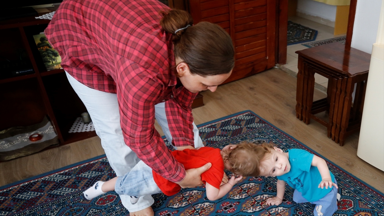 İkizlerden Yiğit`in çok hareketli olduğunu belirten Evrensel, "Biri çok hareketli diğeri yavaş olunca sürekli birbirlerini rahatsız ediyorlar." dedi.