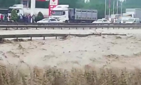 Kocaeli-Sakarya yolu kapandı