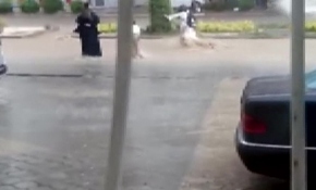 Yağış sonrası oluşan sel, çocuğu böyle sürükledi