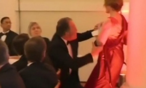 İngiliz bakandan kadın eylemciye şiddet