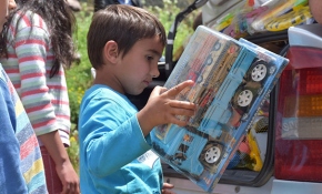 Köy köy gezip çocuklara oyuncak dağıtıyorlar