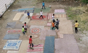 Çocuklar eski halı ve kilimlerle kendi halı sahalarını yaptı