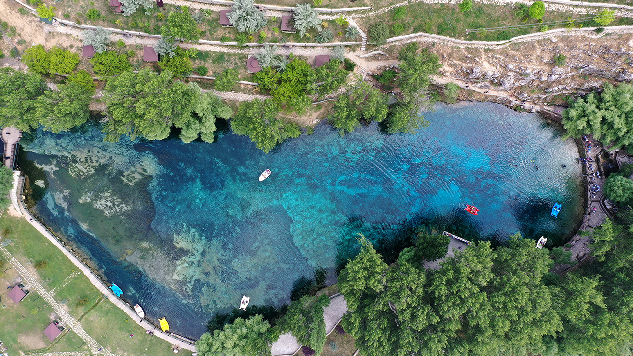 Sivas kent merkezine 147, Gürün ilçe merkezine 10 kilometre mesafedeki Gökpınar Gölü, su altındaki birbirinden güzel flora ve faunasıyla adeta doğal akvaryumu andırıyor.