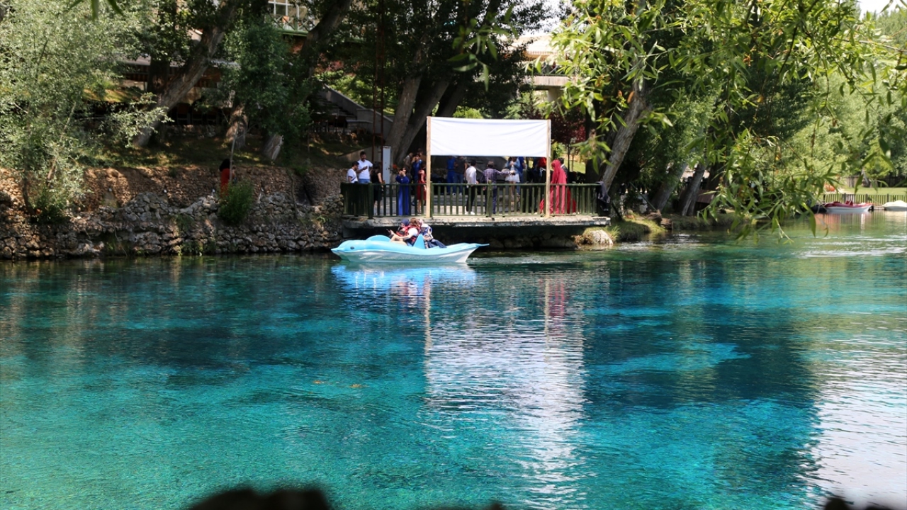 Dipten kaynaklarla beslenen ve derinliği 15 metreyi bulan turkuaz rengi göl, yerli ve yabancı turistlerin ilgisini çekiyor.