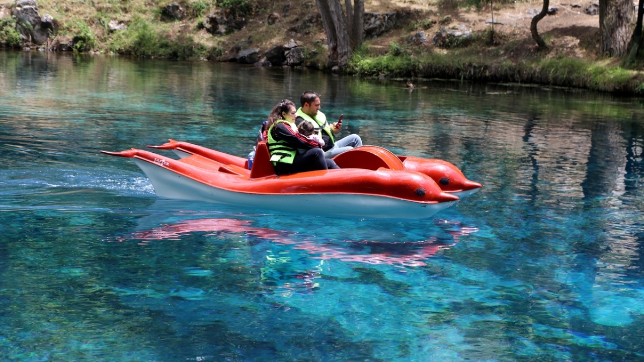 Çevre illerden hafta sonu günübirlik tatile gelen ziyaretçiler, gölün çevresinde yürüyüş yaparak mesire alanlarında vakit geçiriyor. 