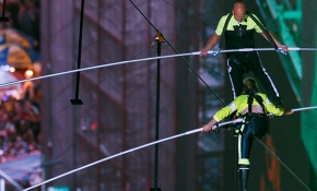 İp cambazı kardeşlerden Times Meydanı’nda korkutan gösteri