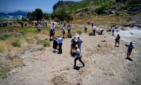 Bodrum'da kıyı ve denizden torbalar dolusu çöp toplandı