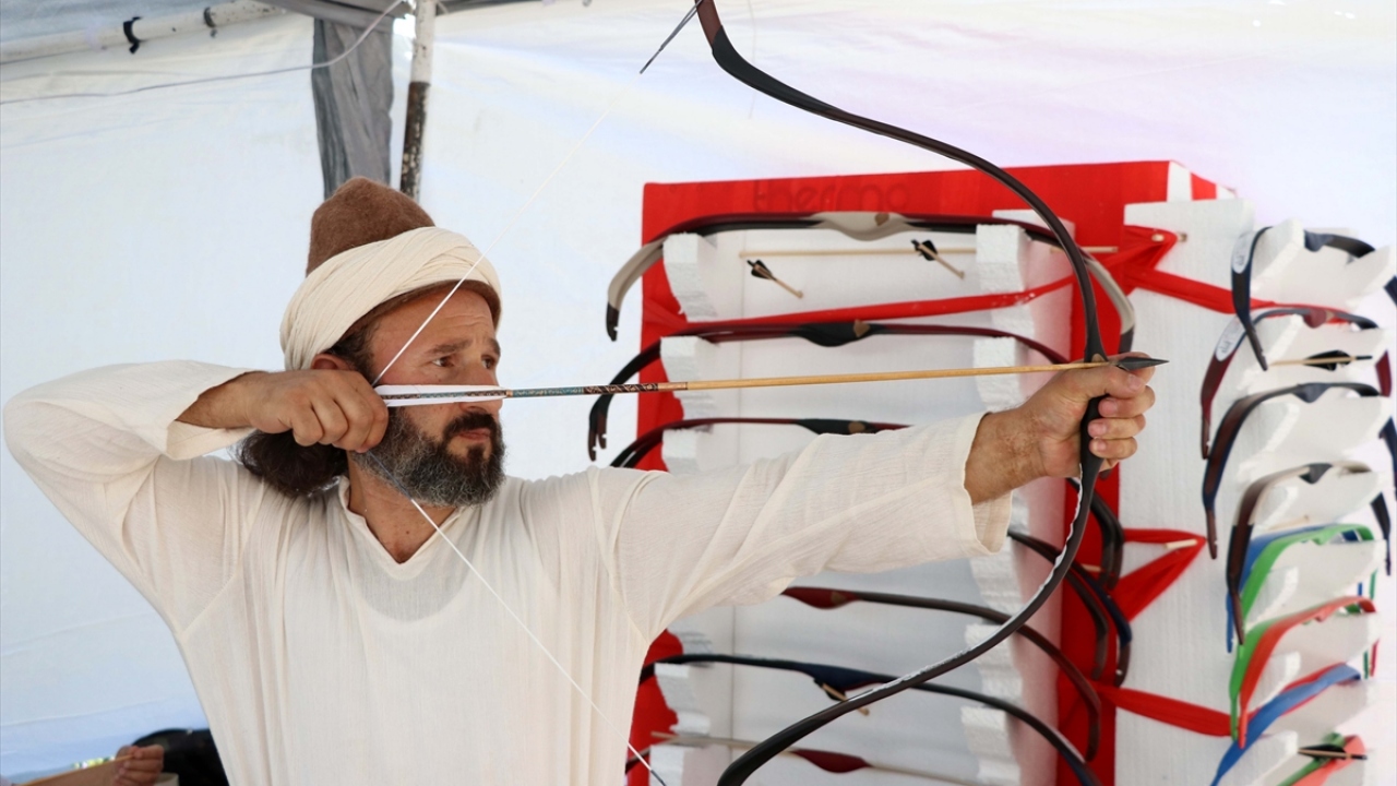 "Bu eserlerin birçoğu yeni nesiller tarafından unutulmaya başlandı." diyen Özandaç, sanata ve sanatçıya sahip çıkılması gerektiğini vurguladı.