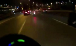 Otomobilin motosikletliye çarpma anı kask kamerasına yansıdı