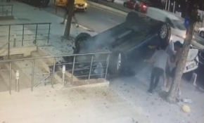Araç kaldırıma uçtu, yayalar son anda kurtuldu