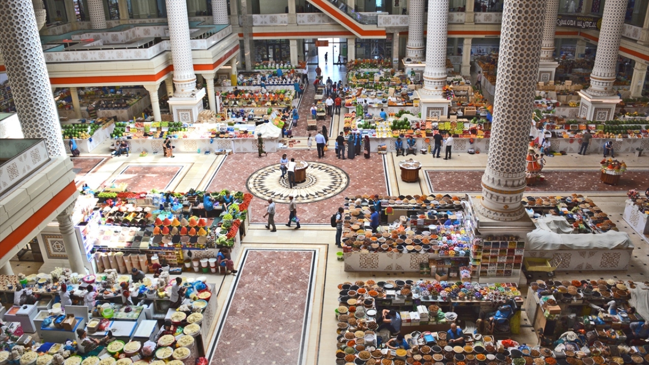 Duşanbe`nin merkezinde yer alan Mehrgon Pazarı, mimarisiyle Orta Asya`nın en güzel pazarı olarak nitelendiriliyor.