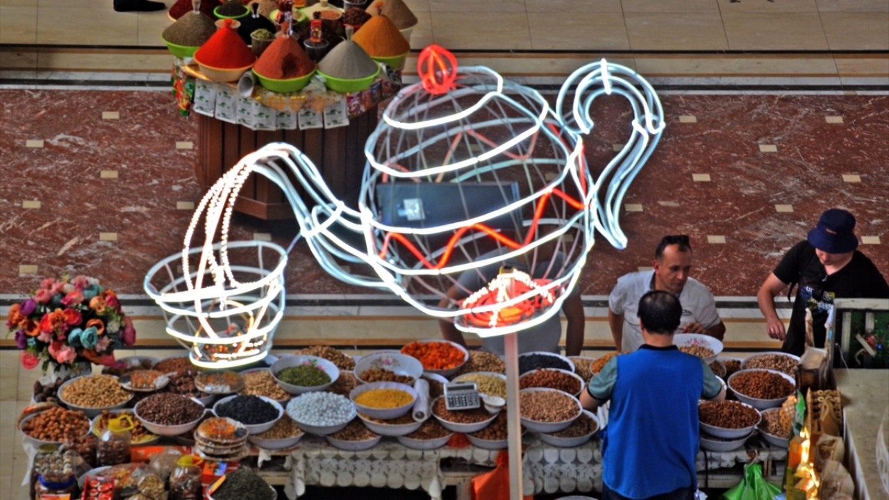 Mehrgon, doğu mimarisinin güzel örneklerini yansıtmanın yanı sıra içinde satılan sebze-meyve, baharat, kurutulmuş meyve ve diğer ürün çeşitleriyle her kesimden satıcı ve alıcıyı bir araya getiriyor. 
