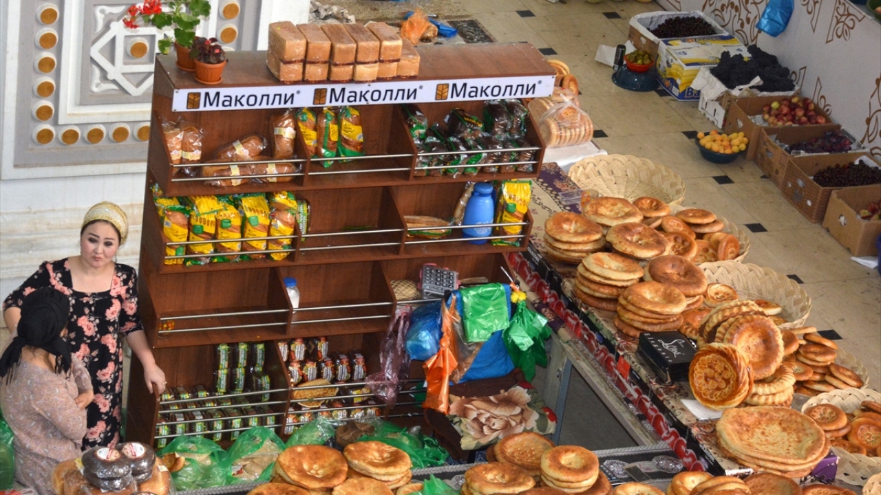 Haftanın her günü, sabahtan akşama müşterilerine hizmet veren pazarda, yüzden fazla satıcı tezgah açıyor.