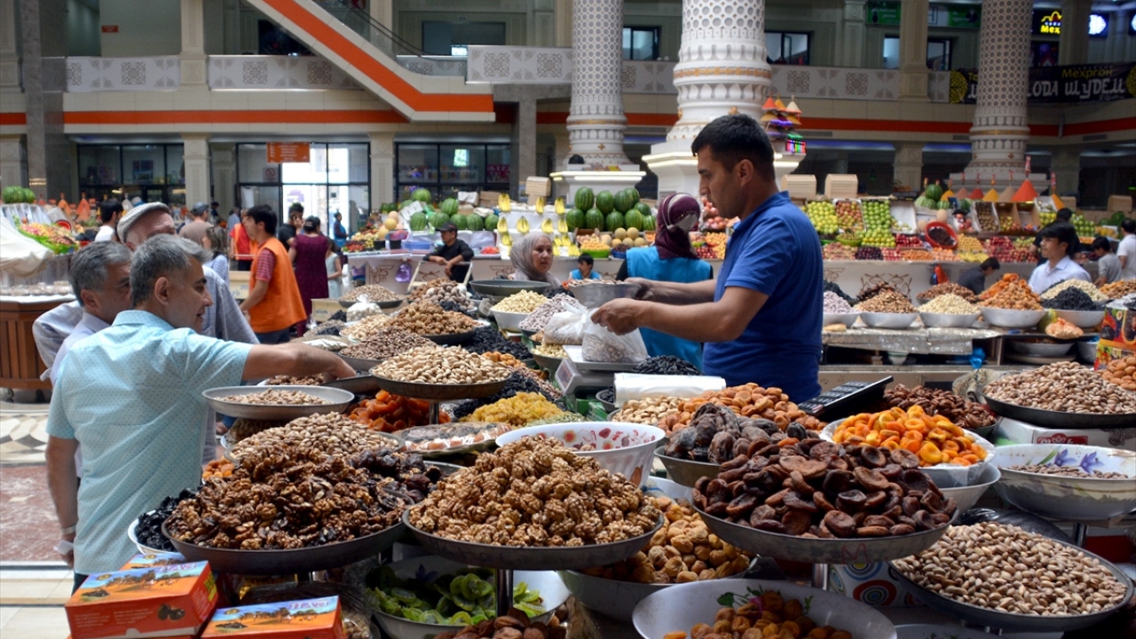 Yıllardır pazarcılık yapan Azim Rustamov, tezgahlardaki ürünlerin Tacikistan`ın dört bir tarafından geldiğini, kurutulmuş meyvelerin ülkenin kuzeyinden, pirincin Regar`dan, elma ve diğer yaş meyvelerin de Garm`dan geldiğini söyledi.