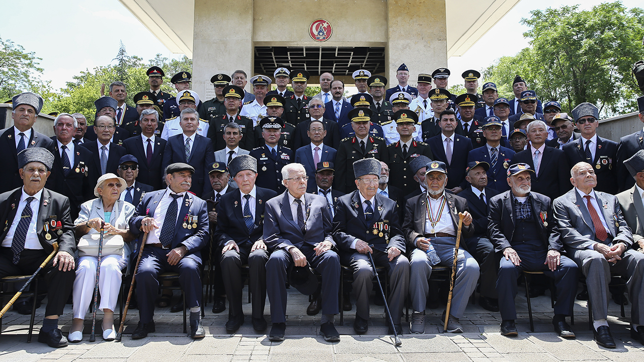 Anıta çelenklerin bırakılması ve askeri bandonun iki ülke marşlarını çalmasının ardından hatıra fotoğrafı çektirildi.