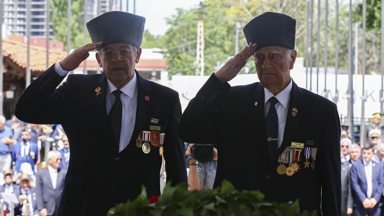 Törene Türkiye Muharip Gaziler Derneği (TÜMGAZİDER) Genel Başkanı Şükrü Tandoğan da (solda) katılarak anıta çelenk bıraktı.