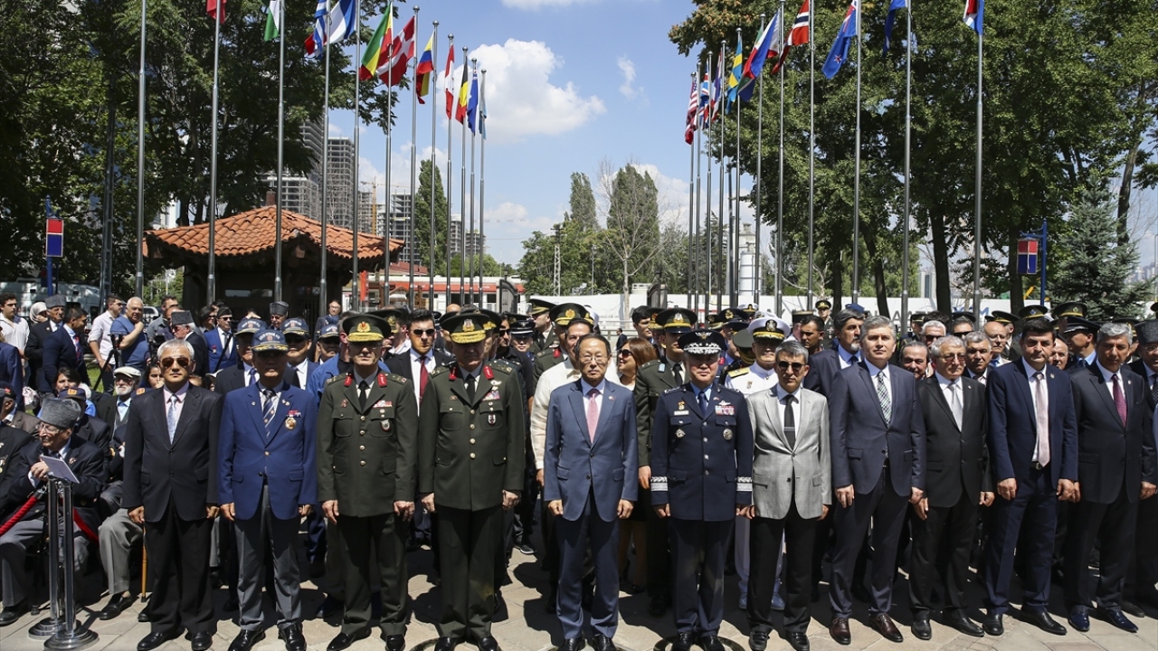  Törene, Genelkurmay İkinci Başkanı Korgeneral Metin Gürak (sol 4), Kore Cumhuriyeti Ankara Büyükelçisi Choi Hong-Ghi (sol 5), Gaziler, Koreli yetkililer ile askeri erkan katıldı.
