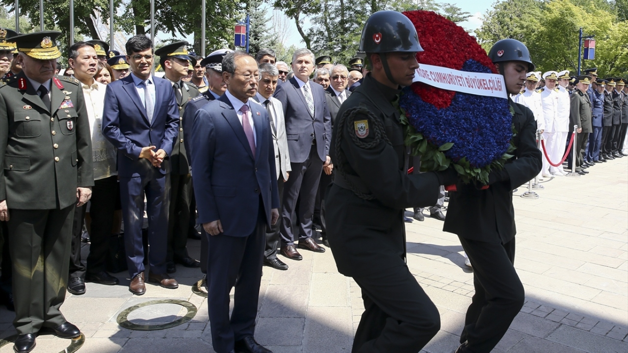Törene katılan Kore Cumhuriyeti Ankara Büyükelçisi Choi Hong-Ghi anıta çelenk bıraktı.