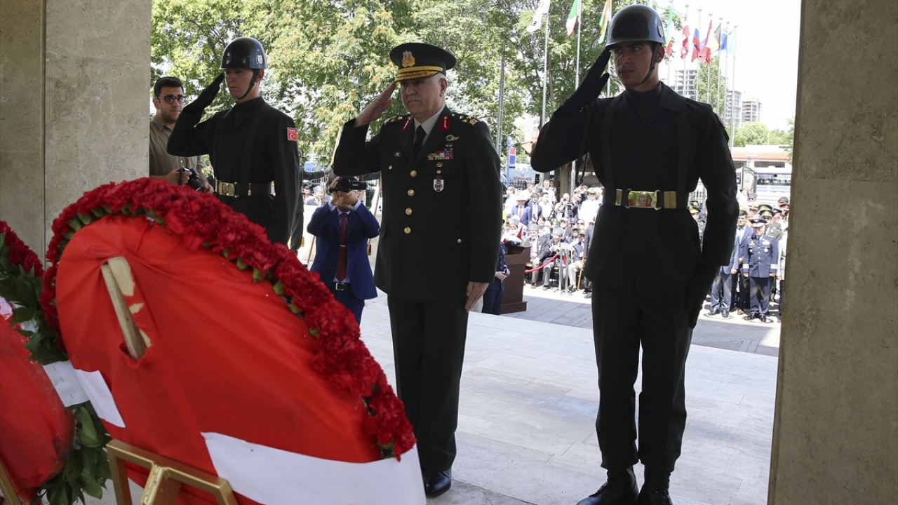 Törene katılan Genelkurmay İkinci Başkanı Korgeneral Metin Gürak anıta çelenk bıraktı.