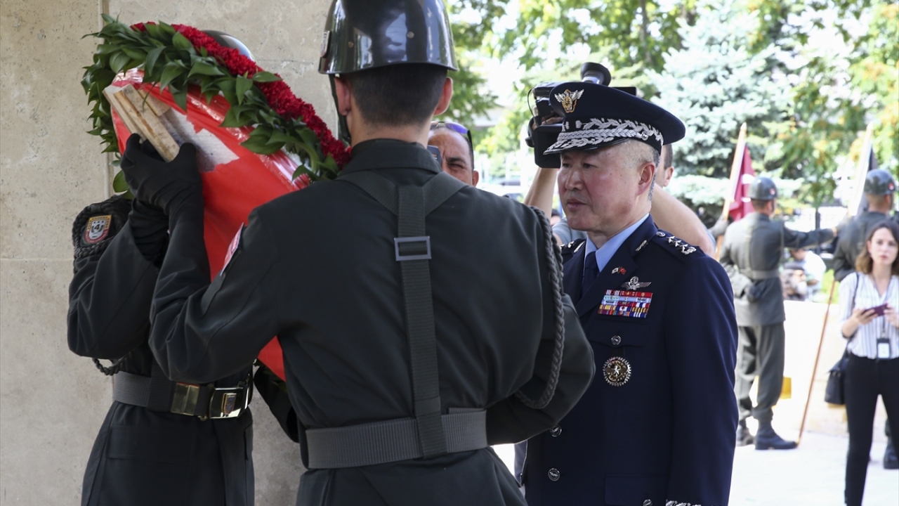 Törene katılan Koreli askeri yetkililer anıta çelenk bıraktı.