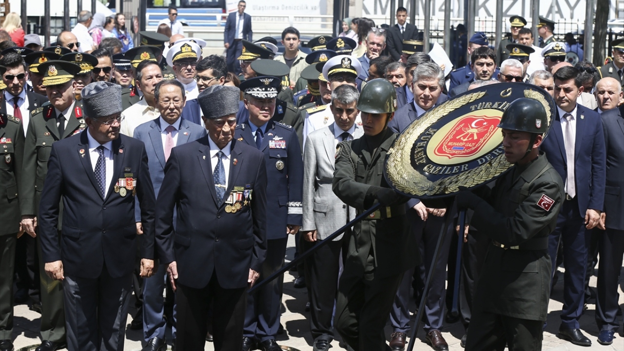 Törene katılan Türkiye Muharip Gaziler Derneği Genel Başkanı Şükrü Tandoğan (solda) anıta çelenk bıraktı.