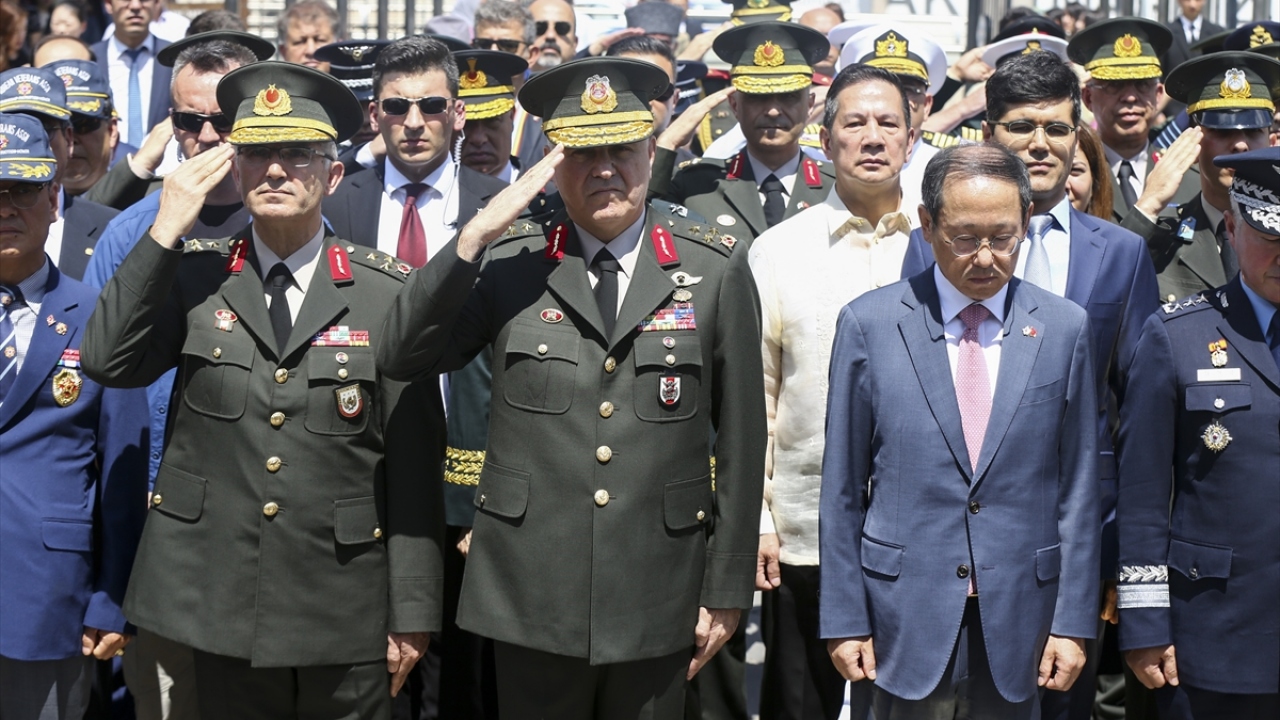 Törene, Genelkurmay İkinci Başkanı Korgeneral Metin Gürak (ortada), Kore Cumhuriyeti Ankara Büyükelçisi Choi Hong-Ghi (sağda), Gaziler, Koreli yetkililer ile askeri erkan katıldı.