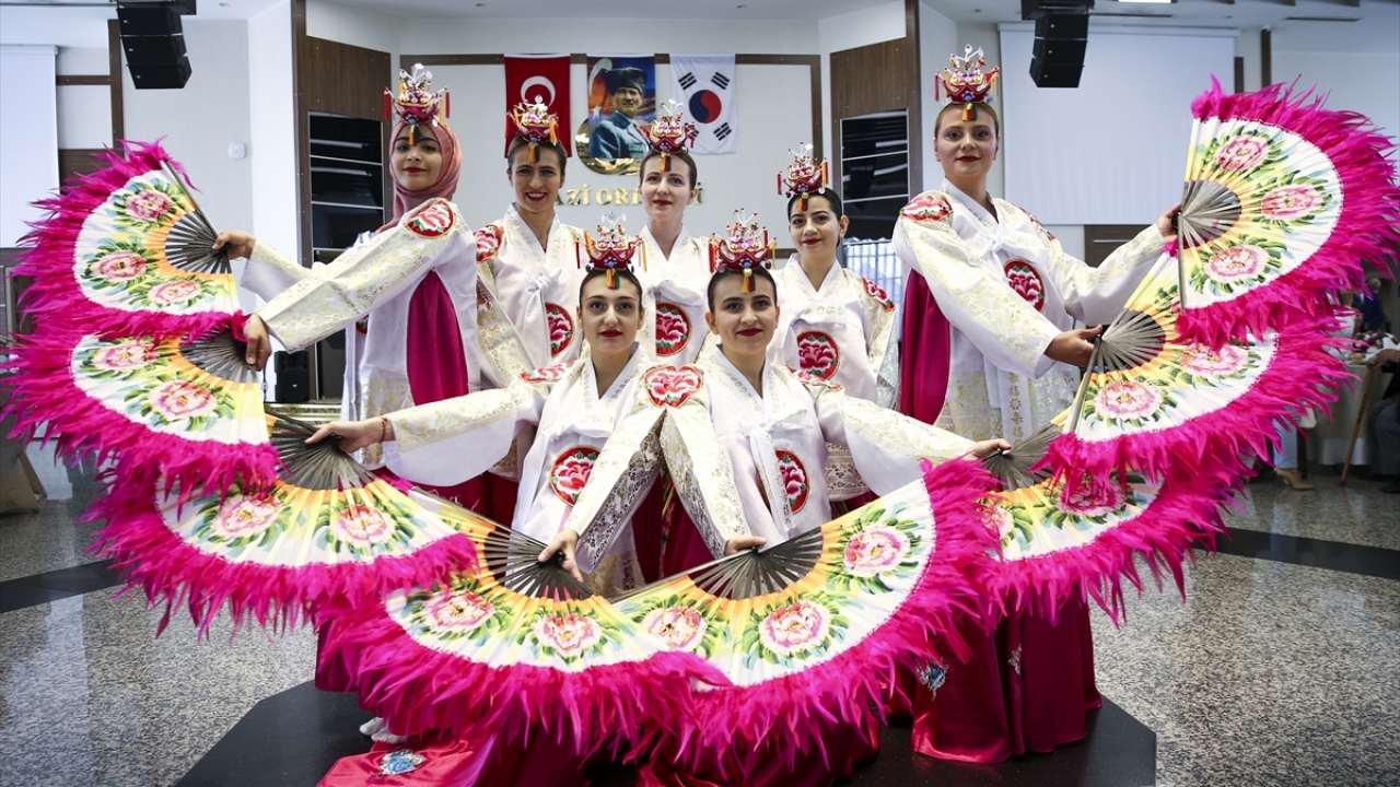 Törenin ardından Gazi Orduevi`nde gerçekleştirilen etkinlikte iki ülkenin yöresel dansları sergilendi.