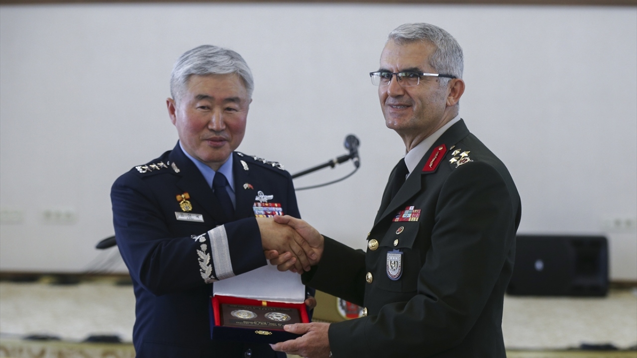 Törenin ardından Gazi Orduevi`nde gerçekleştirilen etkinlikte 4. Kolordu Komutanı Korgeneral Ali Sivri (sağda) ile Koreli yetkililere plaket takdim edildi.