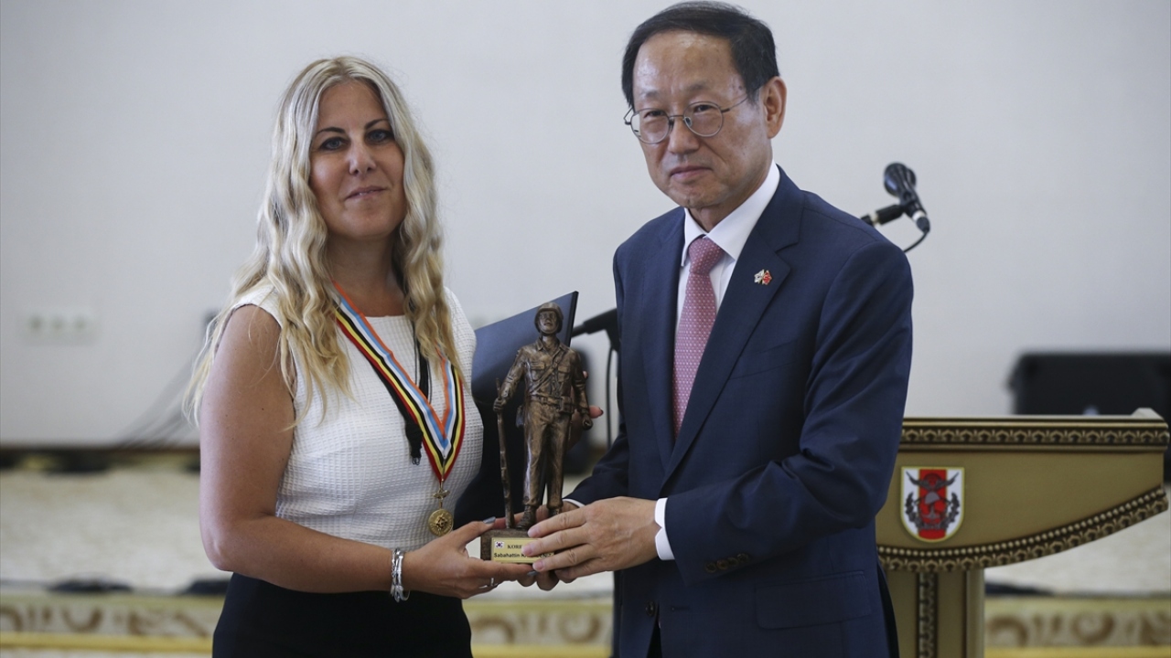 Törenin ardından Gazi Orduevi`nde gerçekleştirilen etkinlikte, Kore Cumhuriyeti Ankara Büyükelçisi Choi Hong-Ghi, savaşta hayatını kaybetmiş Türk askerlerinin yakınlarına hediye verdi.