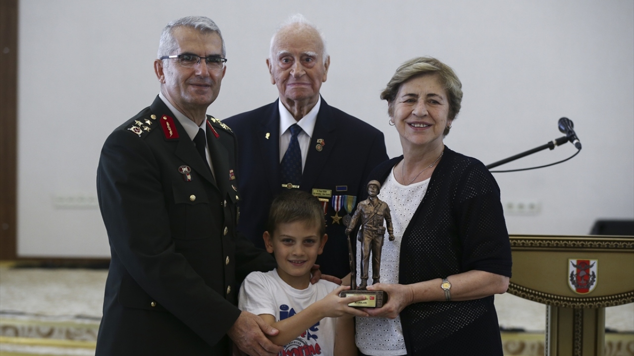 Törenin ardından Gazi Orduevi`nde gerçekleştirilen etkinlikte 4. Kolordu Komutanı Korgeneral Ali Sivri (solda) muharip gaziler ve ailelerine hediye verdi.