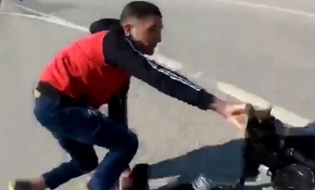 Yakalanacağını anlayan zanlı motosikleti bırakıp kaçtı